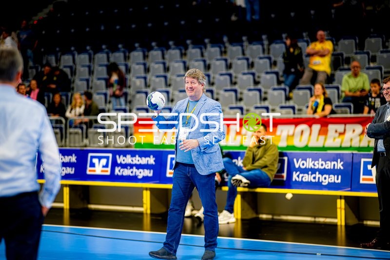 Person hält Handball