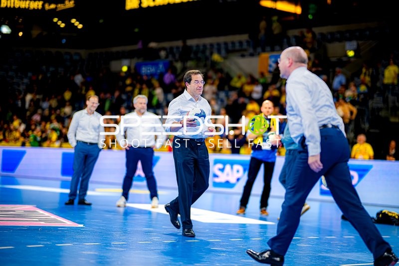 Person mit Ball auf Spielfeld