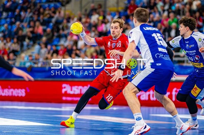 Tom Wolf (10, SG BBM Bietigheim) mit Wurfversuch