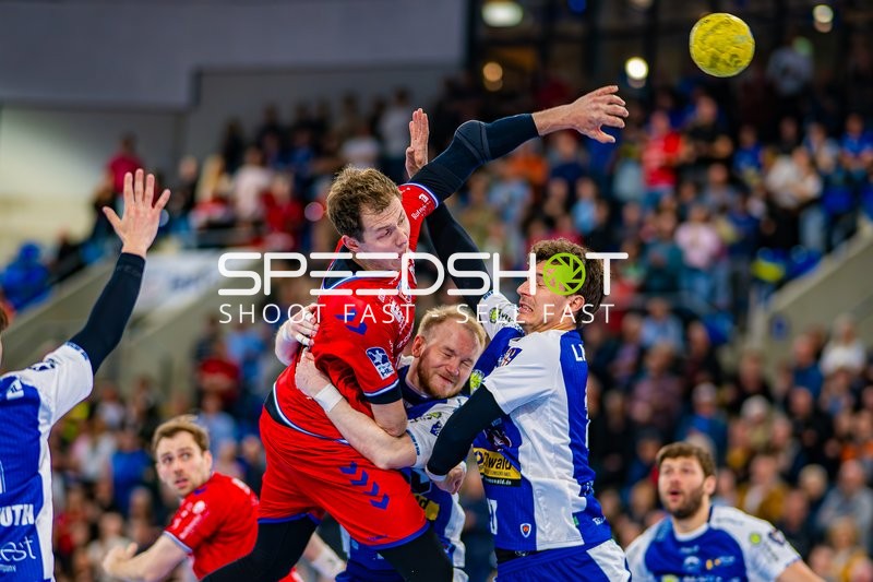 Tom Wolf (10, SG BBM Bietigheim) wirft unter Druck