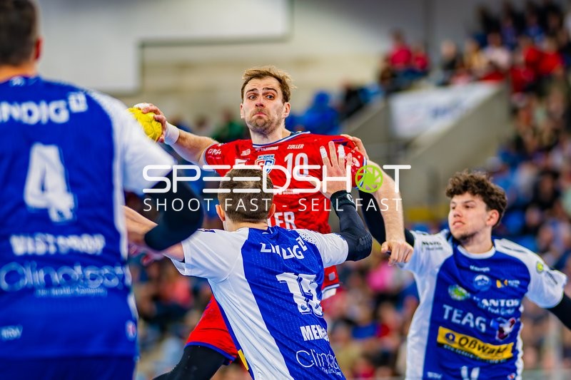 Tom Wolf (10, SG BBM Bietigheim) hält Ball, verteidigt von Simone Mengon (15, ThSV Eisenach) und Filip Vistorop (4, ThSV Eisenach)