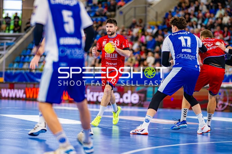 13 mit Ball unter Druck