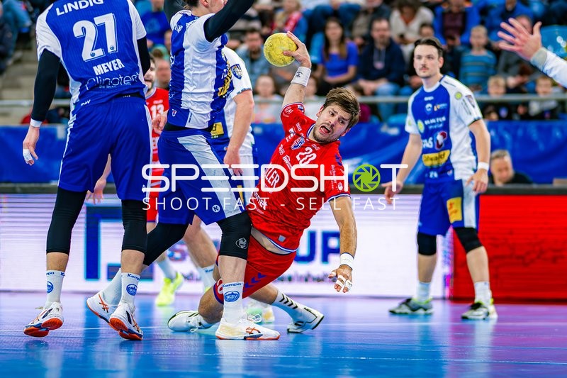 Paco Barthe (20, SG BBM Bietigheim) wirft unter Druck