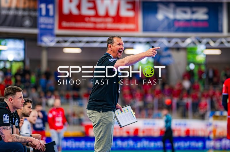 Trainer gibt Anweisungen