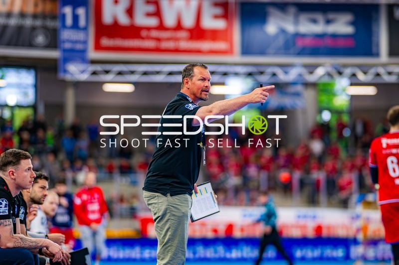 Trainer gibt Anweisungen