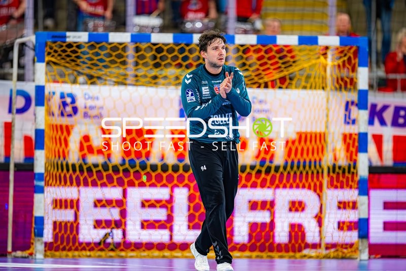 Daniel Rebmann (94, SG BBM Bietigheim) klatscht