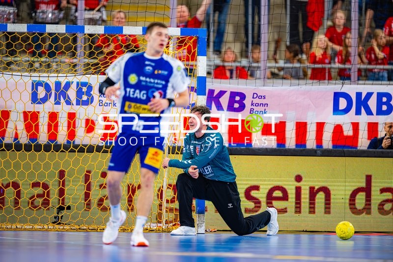 Daniel Rebmann (94, SG BBM Bietigheim) kniet am Pfosten