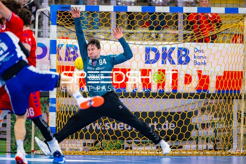 Daniel Rebmann (94, SG BBM Bietigheim) wehrt Wurf ab