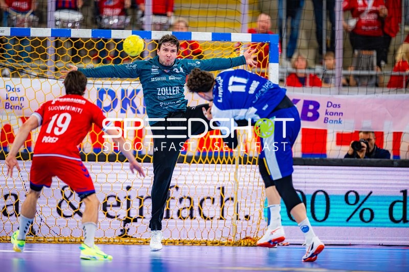 Daniel Rebmann (94, SG BBM Bietigheim) wehrt Wurf ab