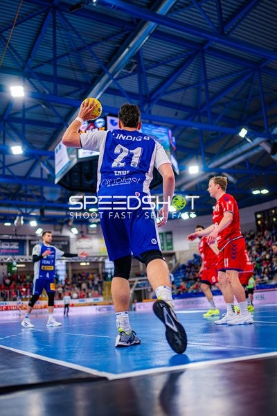 Moritz Ende (21, ThSV Eisenach) bereitet Wurf vor