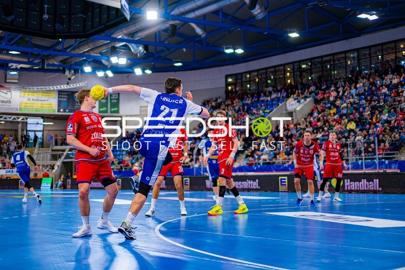 Moritz Ende (21, ThSV Eisenach) wirft auf das Tor