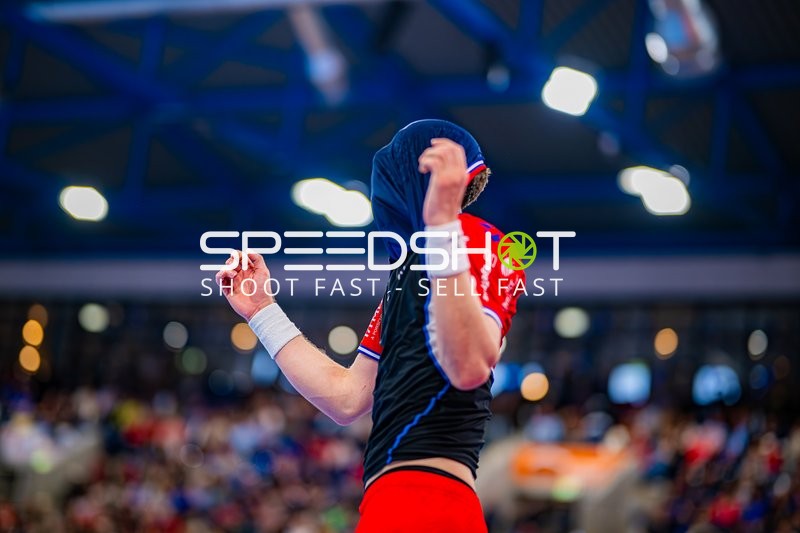 Ein Spieler in rotem Trikot zieht Trikot über Kopf