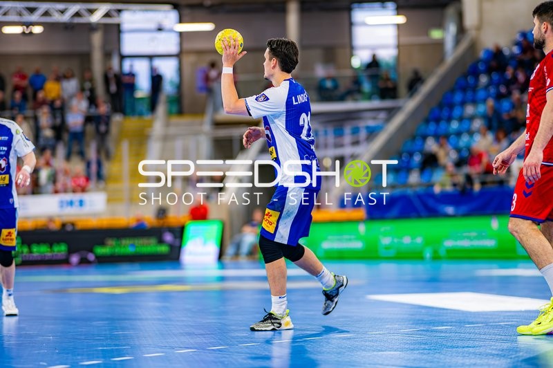 Moritz Ende (21, ThSV Eisenach) wirft, Nikola Vlahovic (3, SG BBM Bietigheim) verteidigt