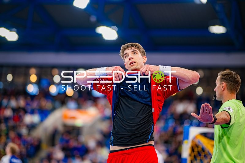 Nikola Vlahovic (3, SG BBM Bietigheim) hebt Trikot hoch