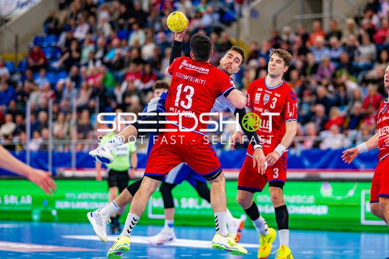 Filip Vistorop (4, ThSV Eisenach) wirft, 13 verteidigt