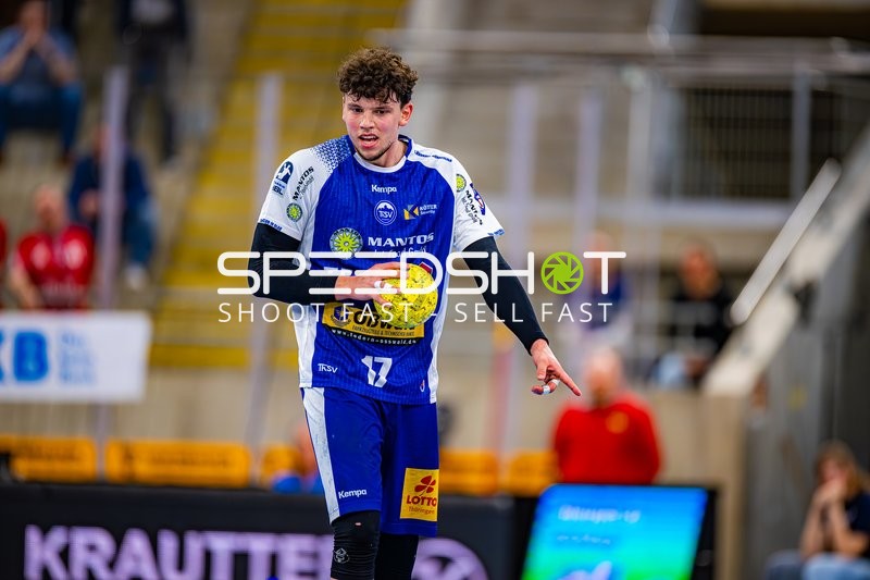 Marko Grgic (17, ThSV Eisenach) hält Ball und zeigt