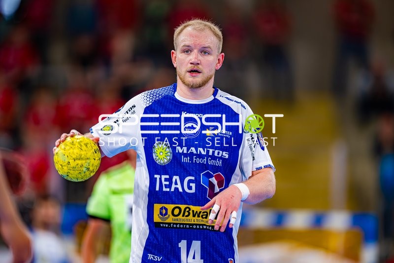 Peter Walz (14, ThSV Eisenach) hält Ball
