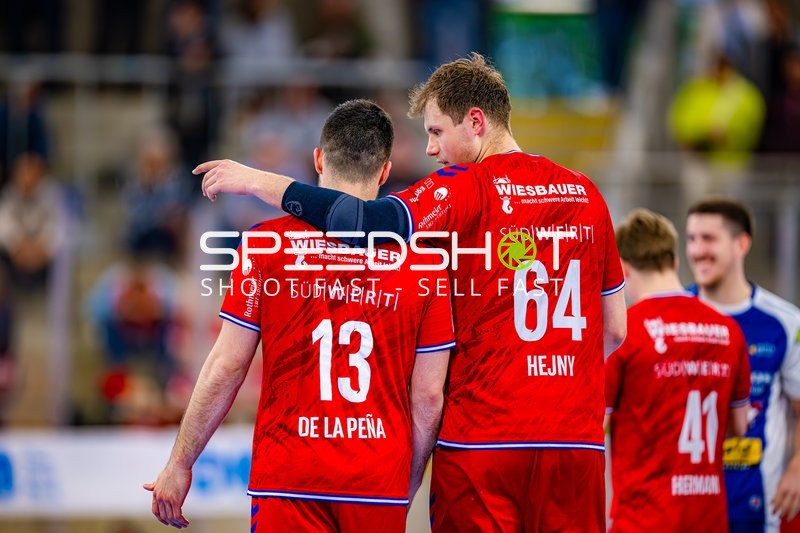 Maximilian Hejny (64, SG BBM Bietigheim) legt Arm um 13