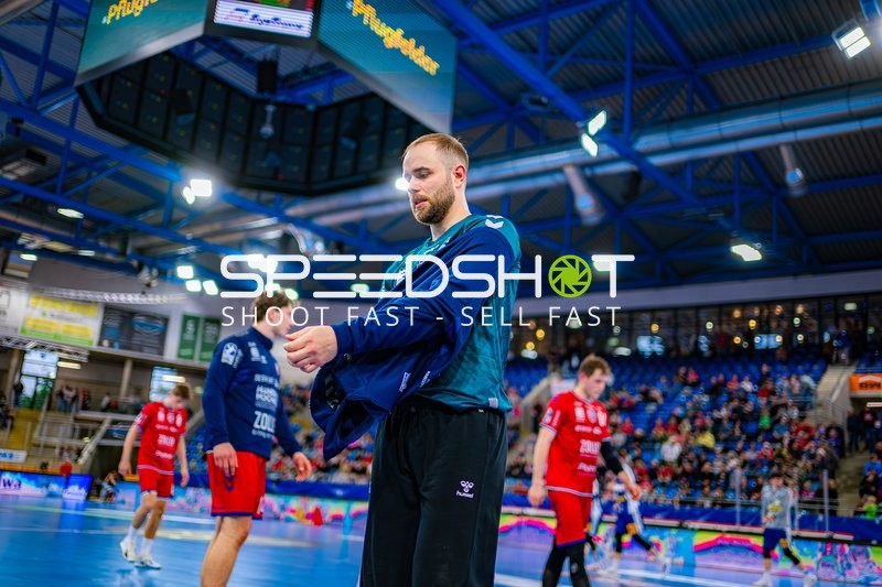 Fredrik Genz (16, SG BBM Bietigheim) zieht Jacke aus