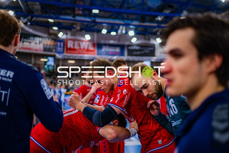 Spieler in rotem Trikot im Körperkontakt