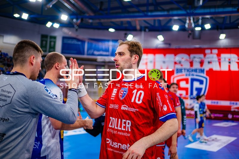 Tom Wolf (10, SG BBM Bietigheim) klatscht ab