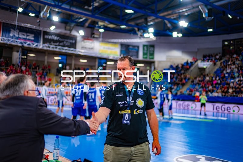 Offizielle beim Handshake