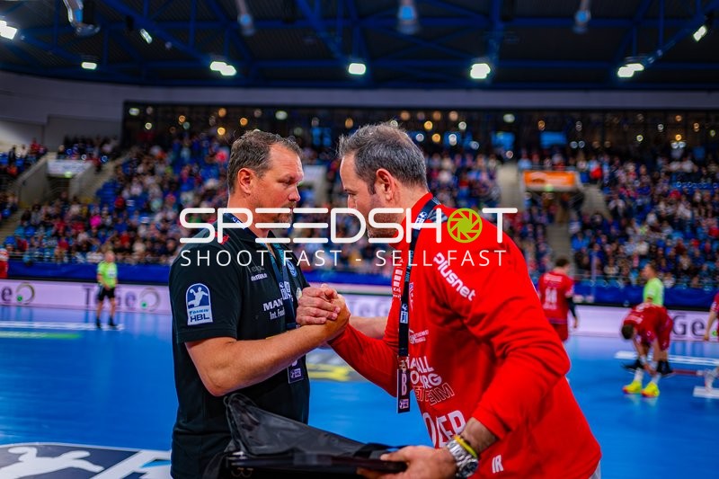 Trainer begrüßen sich