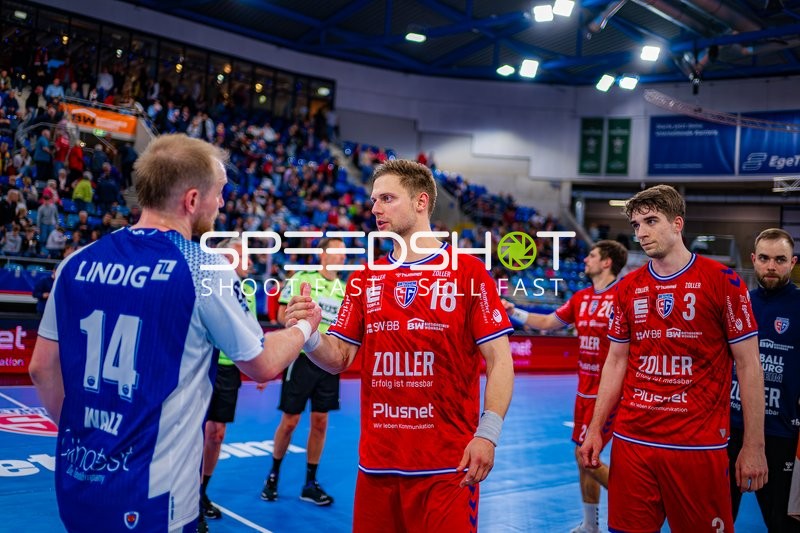 Fabian Wiederstein (18, SG BBM Bietigheim) und Nikola Vlahovic (3, SG BBM Bietigheim) begrüßen Gegner