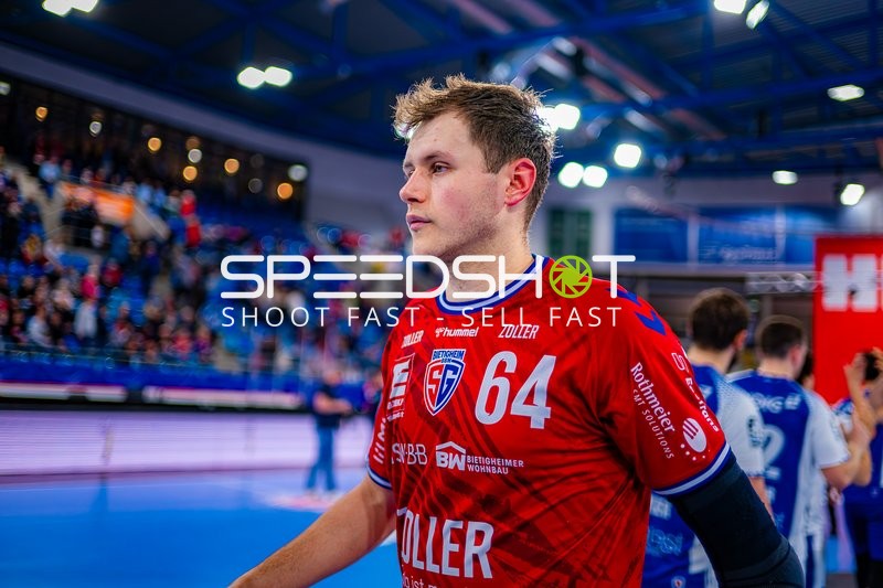 Maximilian Hejny (64, SG BBM Bietigheim) verlässt Spielfeld