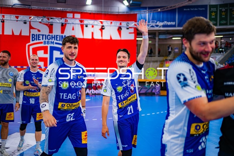 Justin Kurch (52, ThSV Eisenach) und Moritz Ende (21, ThSV Eisenach) begrüßen Zuschauer