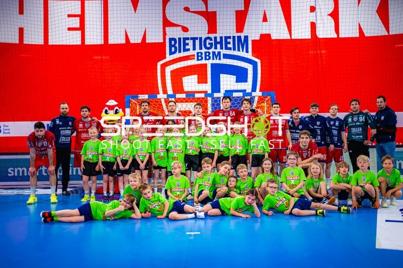 SG BBM Bietigheim mit Kindern