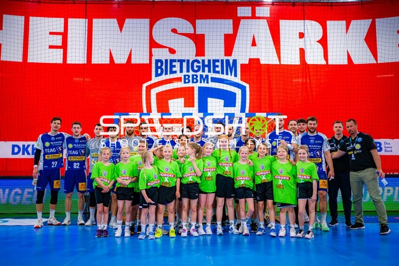 Mannschaftsfoto mit Kindern