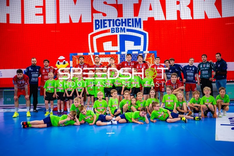 Mannschaftsfoto mit Kindern