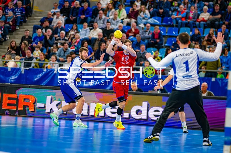 Tom Wolf (10, SG BBM Bietigheim) wirft aufs Tor