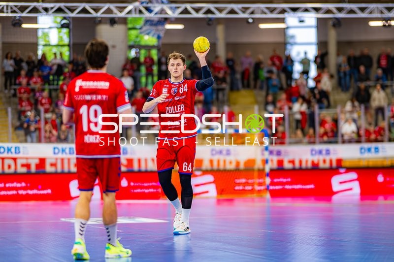 Maximilian Hejny (64, SG BBM Bietigheim) mit Ballvorbereitung