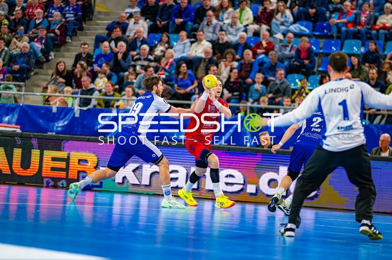 Spieler in rot mit Ball