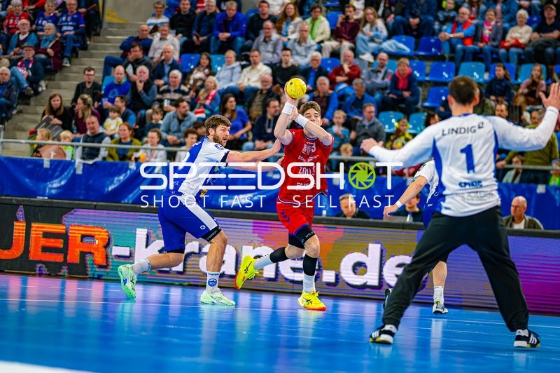 Nikola Vlahovic (3, SG BBM Bietigheim) mit Wurfversuch