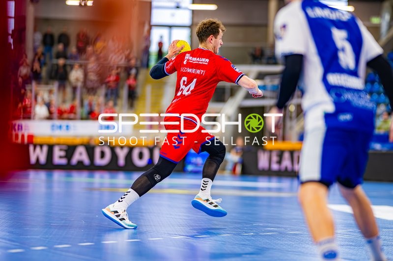 Maximilian Hejny (64, SG BBM Bietigheim) bereitet Wurf vor