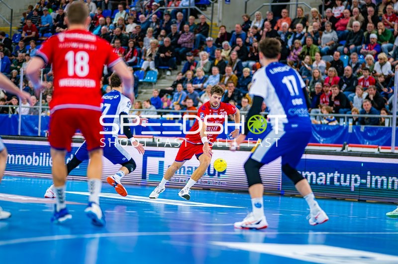 Paco Barthe (20, SG BBM Bietigheim) kontrolliert Ball