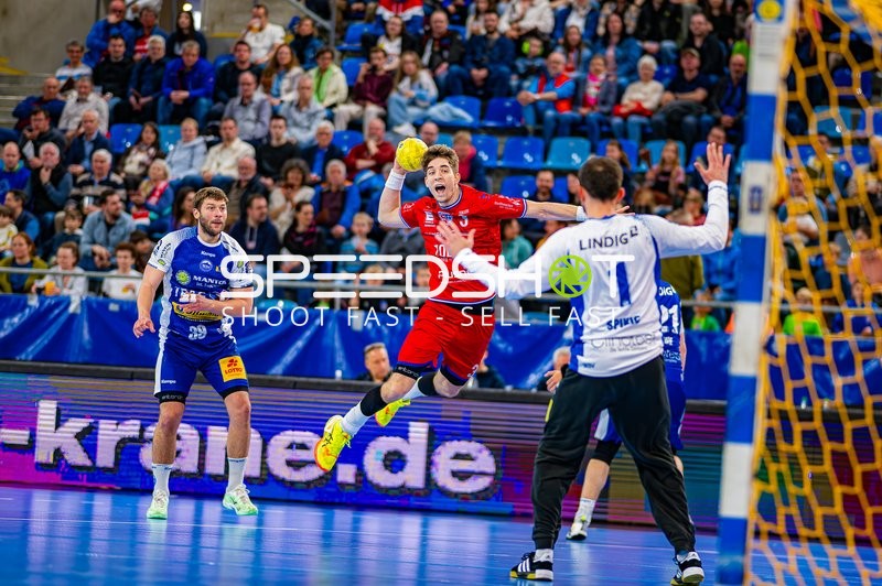 Nikola Vlahovic (3, SG BBM Bietigheim) springt zum Wurf