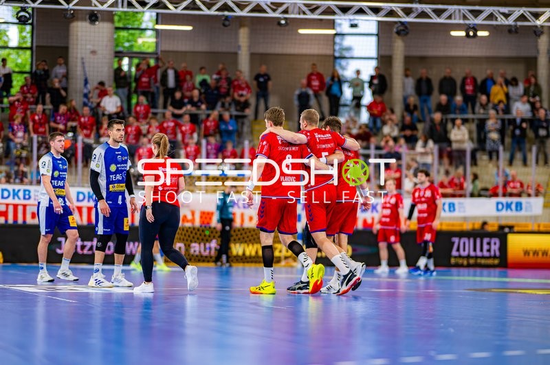 Nikola Vlahovic (3, SG BBM Bietigheim) und Julius Kühn (5, SG BBM Bietigheim) begrüßen sich