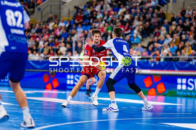 Paco Barthe (20, SG BBM Bietigheim) mit Ball gegen Filip Vistorop (4, ThSV Eisenach)