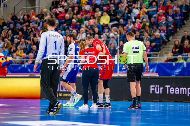 Julius Kühn (5, SG BBM Bietigheim) wird betreut