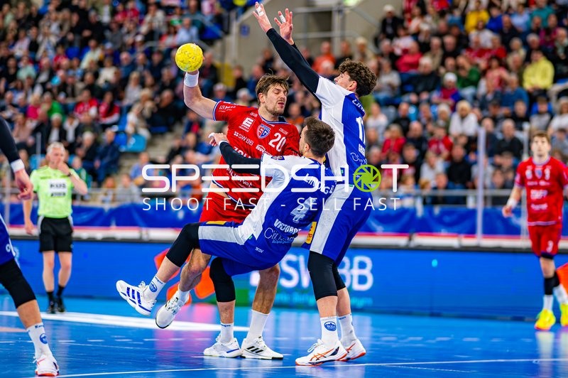 Paco Barthe (20, SG BBM Bietigheim) wirft gegen Filip Vistorop (4, ThSV Eisenach) und Marko Grgic (17, ThSV Eisenach)