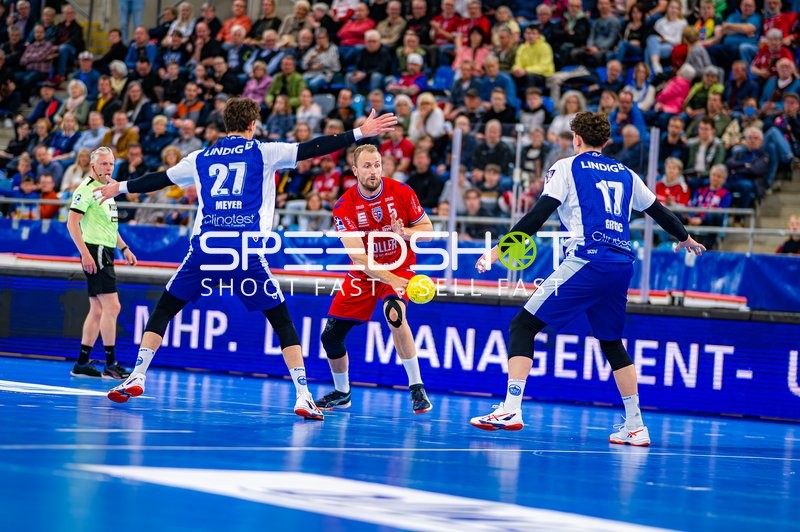 Julius Kühn (5, SG BBM Bietigheim) mit Ball