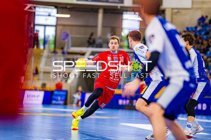 Tom Wolf (10, SG BBM Bietigheim) mit Ball