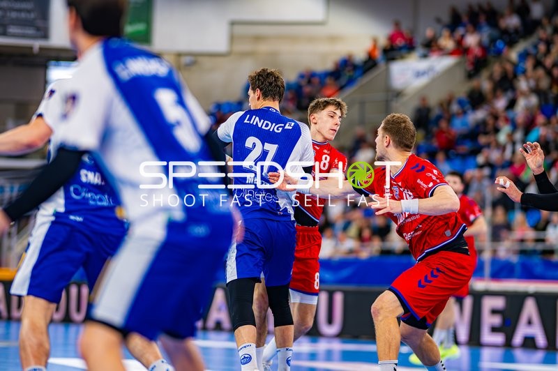 Philipp Meyer (27, ThSV Eisenach) bedrängt von 8, SG BBM Bietigheim