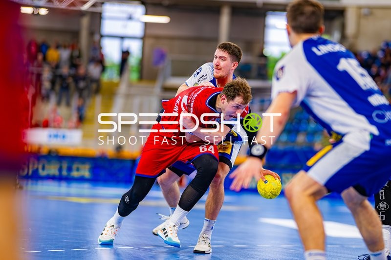 Maximilian Hejny (64, SG BBM Bietigheim) gegen Spieler in weiß-blau