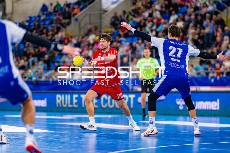 Paco Barthe (20, SG BBM Bietigheim) passt den Ball