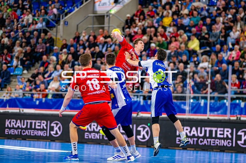 Fabian Wiederstein (18, SG BBM Bietigheim) wirft unter Druck